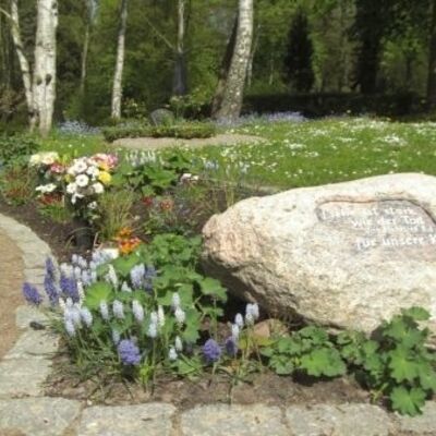 Bild vergr&ouml;&szlig;ern: Grabstätte stillgeborene Kinder