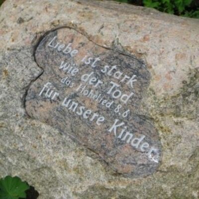Bild vergr&ouml;&szlig;ern: Grabstätte stillgeborene Kinder