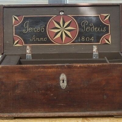 Bild vergr&ouml;&szlig;ern: Podeus - Truhe im Technischem Landesmuseum