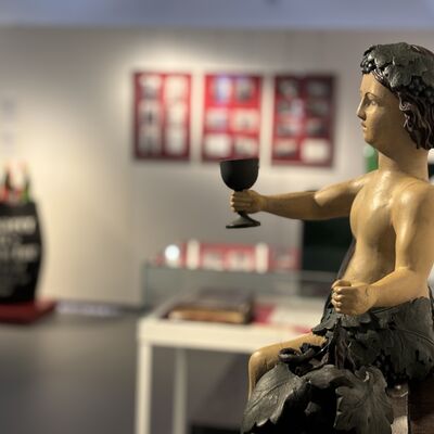 Bacchus bittet um mehr Wein