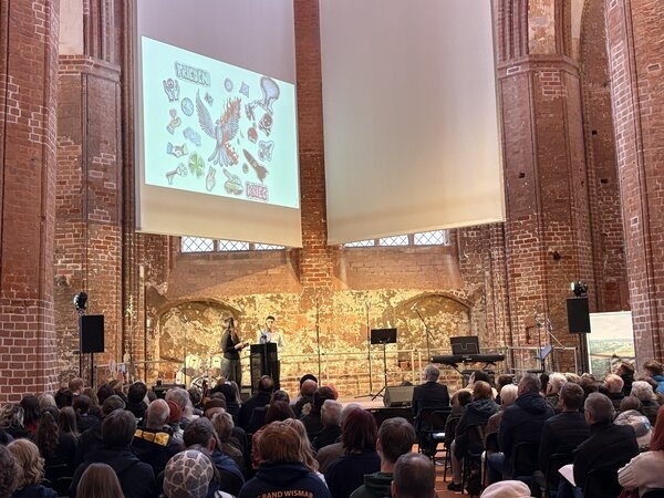 Bild vergr&ouml;&szlig;ern: Gedenkveranstaltung 2025 zur Zerstörung des Gotischen Viertels