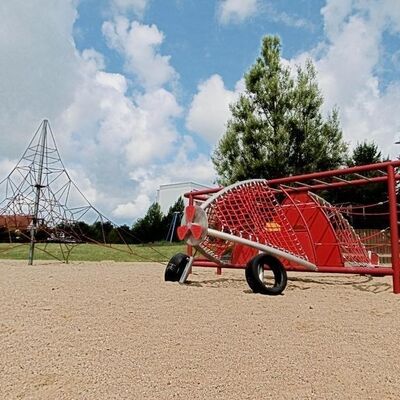 Bild vergr&ouml;&szlig;ern: Neuer Spielplatz in Dammhusen- Akrobaten der Lüfte