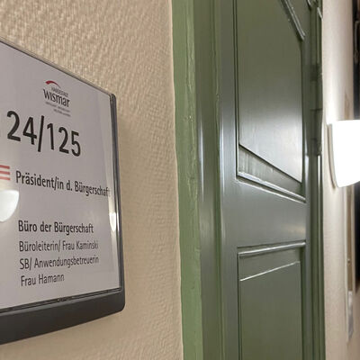 Bild vergr&ouml;&szlig;ern: Schild neben der Tür des Büros der Bürgerschaft im Rathaus Wismar