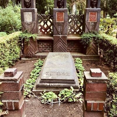 Bild vergr&ouml;&szlig;ern: Friedhof Wismar Feld A/66 A/B Grabstätte Familie Hasse / Schmidt, Entwurf: Sella Hasse