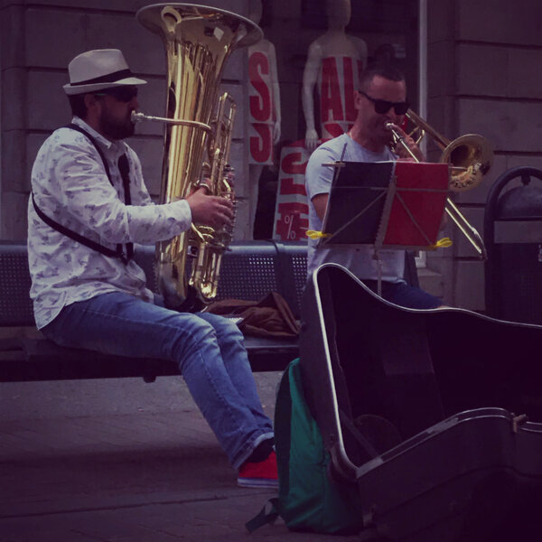 Bild vergr&ouml;&szlig;ern: Straßenmusik in der Altstadt Hinter dem Rathaus