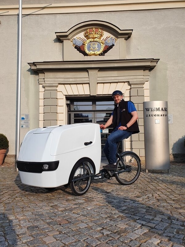 Bild vergr&ouml;&szlig;ern: Tim Janzen auf dem schicken E-Trike