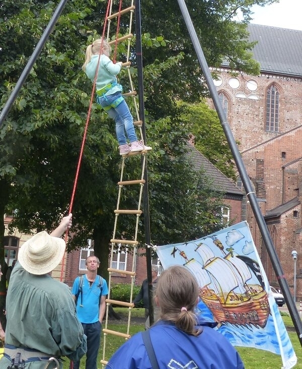 Bild vergr&ouml;&szlig;ern: Kletterspaß beim Kinderschwedenfest