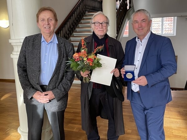 Bild vergr&ouml;&szlig;ern: Überreichung der Bürgermedaille an Prof. Udo Scheel