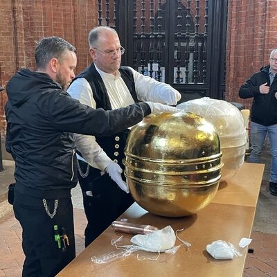 Bild vergr&ouml;&szlig;ern: Ralf Grabow (l.) und Sven Knaebe beim Auspacken der Bekrönungskugeln in St. Nikolai.