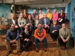 Bild vergr&ouml;&szlig;ern: Gruppenfoto in Kalmar. Mit dabei: Anne-Christin Liebscher und Andreas Nielsen (mittlere Reihe, 4. und 5. v. l.) aus Wismar.