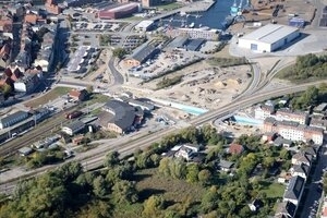 Bild vergr&ouml;&szlig;ern: Eisenbahnüberführung Poeler Straße