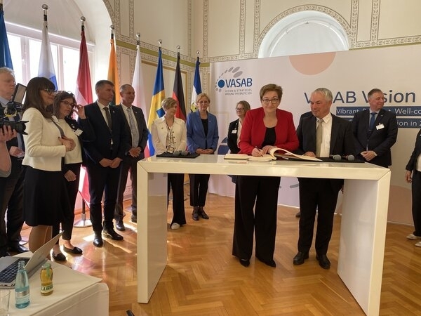 Bild vergr&ouml;&szlig;ern: Eintragung ins Goldene Buch VASAB-Konferenz 2023