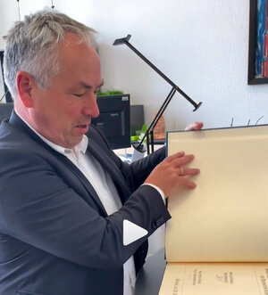 Bild vergr&ouml;&szlig;ern: Goldenes Buch