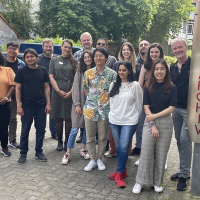 Bild vergr&ouml;&szlig;ern: Die Studentinnen und Studenten mit Prof. Michael F. Rohde (r.), Ratsbibliothekar Jonannes Benjamin Vonderschmidt, Referentin Anni Steinhagen und Stadtarchivar Dr. Nils Jörn (hi., 4., 5. u. 6. v. l.).