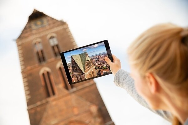 Bild vergr&ouml;&szlig;ern: Interaktiver Stadtrundgang mit Tablet