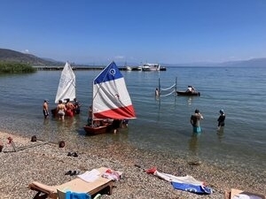 Bild vergr&ouml;&szlig;ern: Die Boote werden auf dem Ohridsee zu Wasser gelassen.