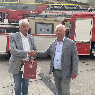 Bild vergr&ouml;&szlig;ern: Staatssekretär Wolfgang Schmülling (l.) überreicht den Bescheid über die Gewährung einer Sonderbedarfszuweisung an Bürgermeister Thomas Beyer.