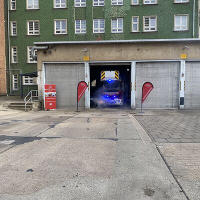 Bild vergr&ouml;&szlig;ern: Das Fahrzeug fährt aus der Halle.