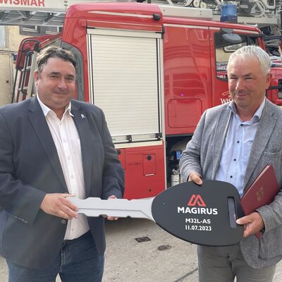 Bild vergr&ouml;&szlig;ern: Falk Lehmann (l.) von der Firma Magirus übergibt den symbolischen Schlüssel für das Fahrzeug an Bürgermeister Thomas Beyer.