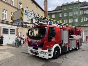 Bild vergr&ouml;&szlig;ern: Die Drehleiter wurde durch die Firma Magirus auf einem IVECO-Fahrgestell aufgebaut. Das Fahrzeug mit 320 PS ist 10,20 Meter lang, 3,30 Meter hoch und wiegt 16 Tonnen.