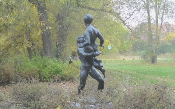 Bild vergr&ouml;&szlig;ern: Skulptur Liebespaar