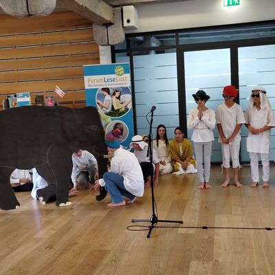 Bild vergr&ouml;&szlig;ern: Rahmenprogramm in der Ferienleselust MV Abschlussveranstaltung: 23 Kinder der sechsten Klasse der evangelischen Schule »Robert Lansemann« präsentierten unter Leitung von Gabriele Seemann das Theaterstück »The blind men and the elephant«