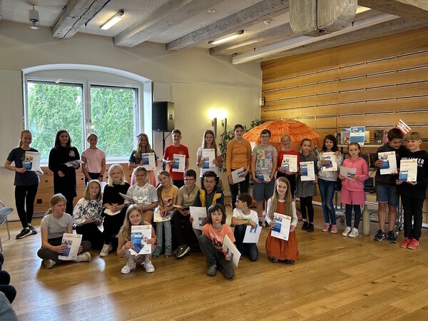 Bild vergr&ouml;&szlig;ern: Begehrte Zertifikate übergeben: 47 Kinder der vierten bis sechsten Klassen in der Ferienleselust MV »Lesen tut gut« haben erfolgreich gelesen