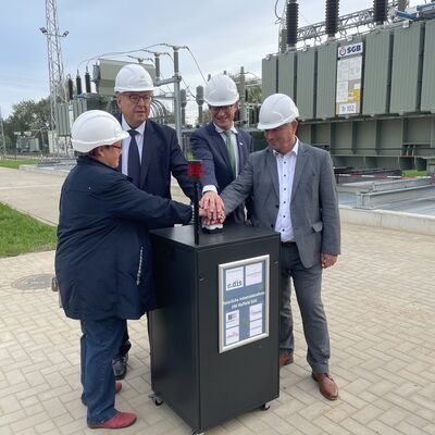 Bild vergr&ouml;&szlig;ern: Auf den symbolischen roten Knopf drückten Andreas Grzesko (2. v. l.), Geschäftsführer der Stadtwerke Wismar, Dr. Alexander Montebaur (2. v. r.), Vorstandsvorsitzender der E.DIS AG, Bürgermeister Thomas Beyer (r.) und Christa Hagemann, Vorsitzende des Aufsichtsrats der Stadtwerke.