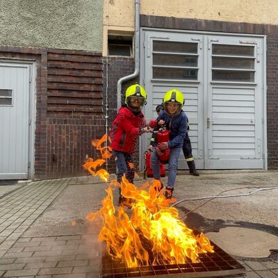 Bild vergr&ouml;&szlig;ern: Brandbekämpfung