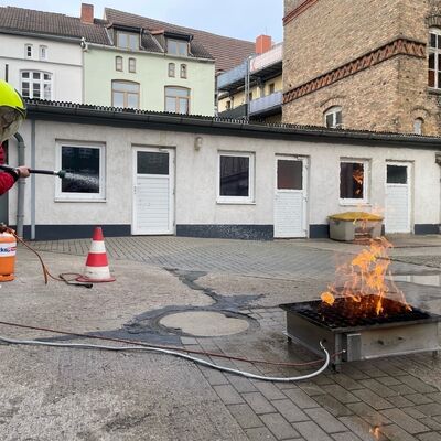 Bild vergr&ouml;&szlig;ern: Brandbekämpfung