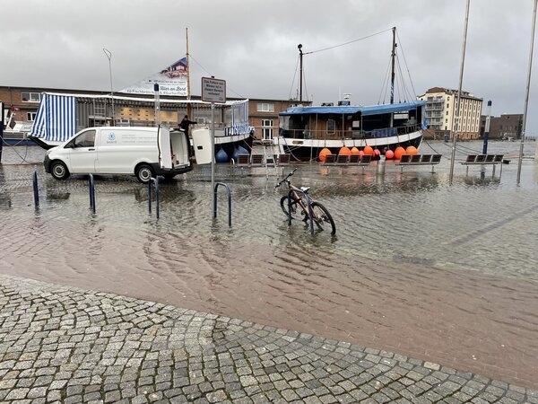 Bild vergr&ouml;&szlig;ern: Hochwasser