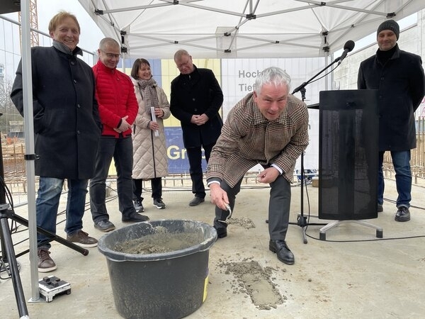Bild vergr&ouml;&szlig;ern: Grundsteinlegung Sporthalle Friedenshof