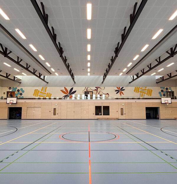Bild vergr&ouml;&szlig;ern: In der neuen Sporthalle am Friedenshof I in Wismar wurde ein Kunstwerk mit dem Namen "Ballwechsel" realisiert.
