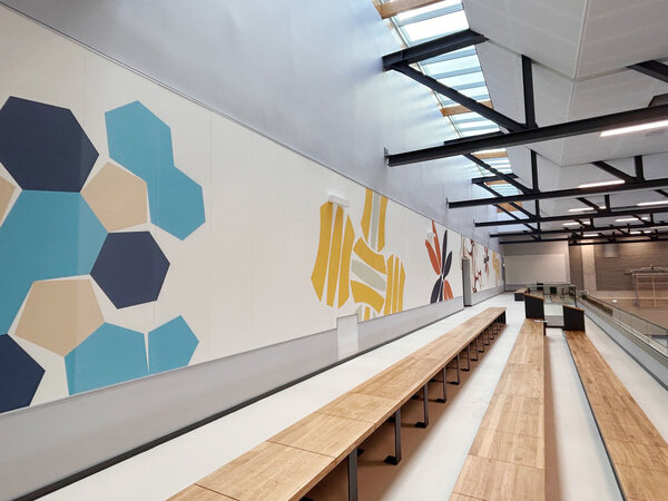 Bild vergr&ouml;&szlig;ern: In der neuen Sporthalle am Friedenshof I in Wismar wurde ein Kunstwerk mit dem Namen "Ballwechsel" realisiert.