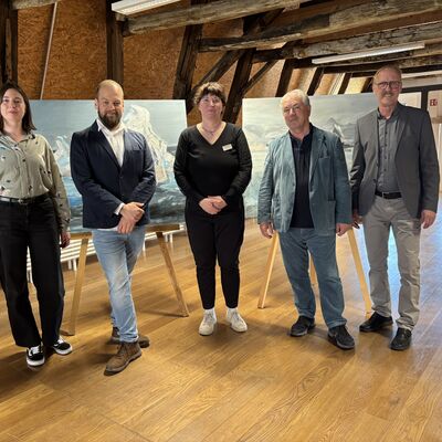 Bild vergr&ouml;&szlig;ern: Übergabe Kunstwerke Alfred Heth