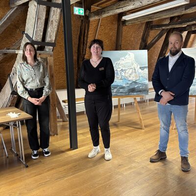 Bild vergr&ouml;&szlig;ern: Übergabe Kunstwerke Alfred Heth