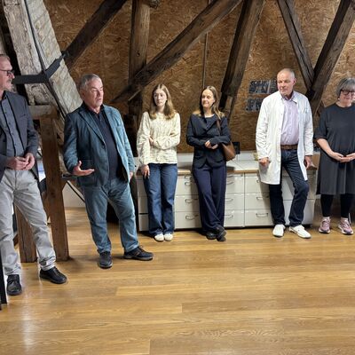 Bild vergr&ouml;&szlig;ern: Übergabe Kunstwerke Alfred Heth