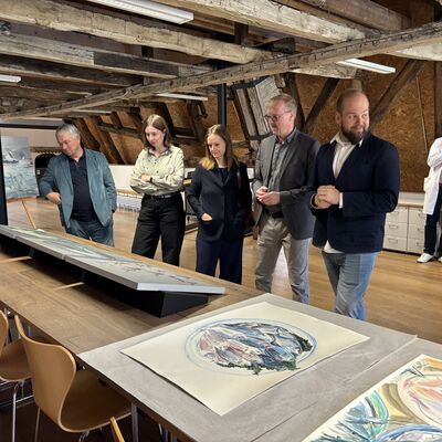 Bild vergr&ouml;&szlig;ern: Übergabe Kunstwerke Alfred Heth