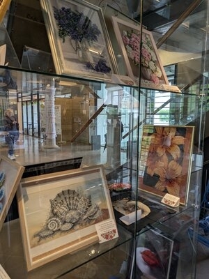Bild vergr&ouml;&szlig;ern: "Perlenfantasien" in der Stadtbibliothek Wismar