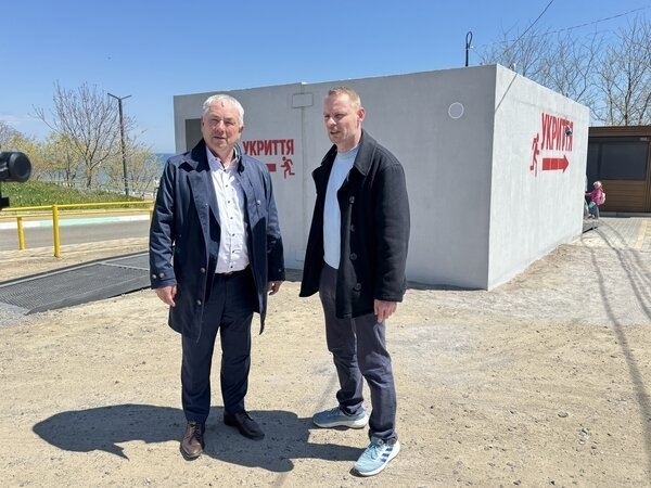 Auf dem Programm von Bürgermeister Thomas Beyer (l.) und Bürgerschaftsmitglied Ronny Ortland stand unter anderem auch der Besuch der Schutzräume am Badestrand, die dort mithilfe der Hansestadt Wismar aufgestellt werden konnten.