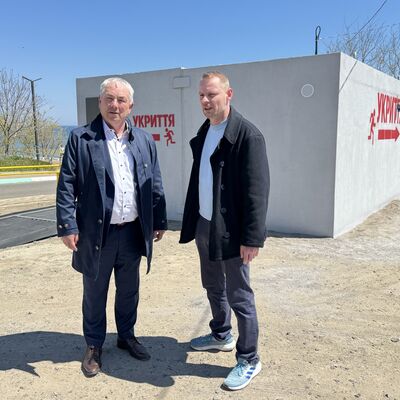 Bild vergr&ouml;&szlig;ern: Auf dem Programm von Bürgermeister Thomas Beyer (l.) und Bürgerschaftsmitglied Ronny Ortland stand unter anderem auch der Besuch der Schutzräume am Badestrand, die dort mithilfe der Hansestadt Wismar aufgestellt werden konnten.
