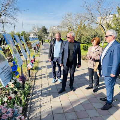 Bild vergr&ouml;&szlig;ern: An einer Allee mit aufgereihten Fotos der getöteten Soldaten der Stadt Tschornomorsk wurden Blumen niedergelegt.