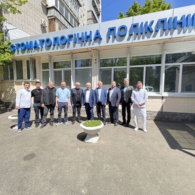 Bild vergr&ouml;&szlig;ern: Gruppenfoto vor der Zahnklinik in Tschornomorsk.