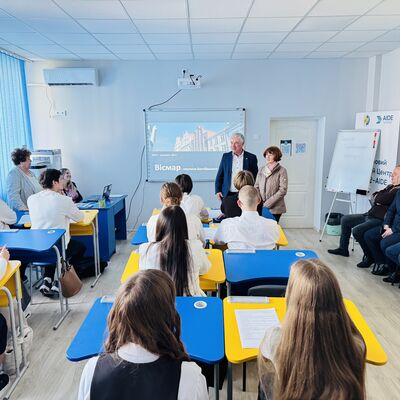 Bild vergr&ouml;&szlig;ern: Zu Besuch in einer Schule.