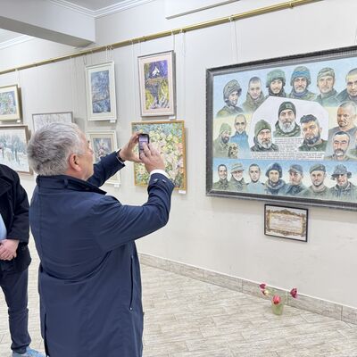 Bild vergr&ouml;&szlig;ern: Ronny Ortland (l.) und Thomas Beyer schauen sich eine Ausstellung in Tschornomorsk an.