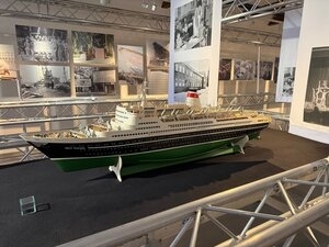 Bild vergr&ouml;&szlig;ern: Modell der Ivan-Franko, aktuell zu sehen in der Ausstellung „Im besten Licht? Die Wismarer Werft in DDR-Fotografien“.