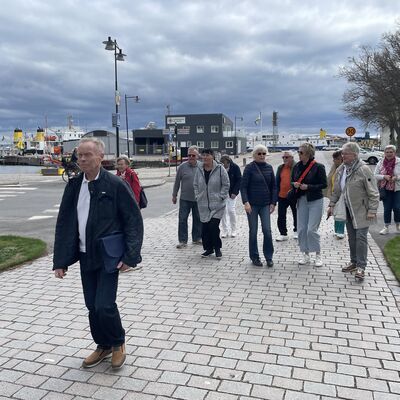 Bild vergr&ouml;&szlig;ern: Stadtrundgang durch Kalmar mit Roger Kaliff (l.).
