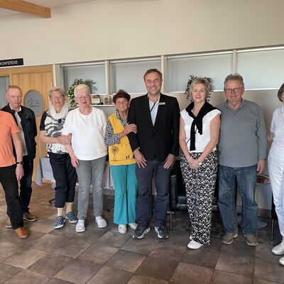 Bild vergr&ouml;&szlig;ern: Gruppenfoto: Stefan Johnson (M.), Tourismuschef von Kalmar und Honorarkonsul Deutschlands für die Region Smaland, mit Gabi Kaminski (3.v.r.) sowie Seniorinnen und Senioren aus Wismar und Kalmar.