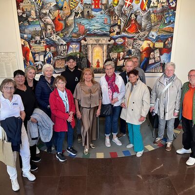 Bild vergr&ouml;&szlig;ern: Gäste aus Wismar treffen im Rathaus in Kalmar auf Freunde aus schweden. Mit dabei die stellvertretende Bürgermeisterin von Kalmar, Dzenita Abaza (7.v.l.). Im Hintergrund: die Geschichte Kalmars in einem Bild.