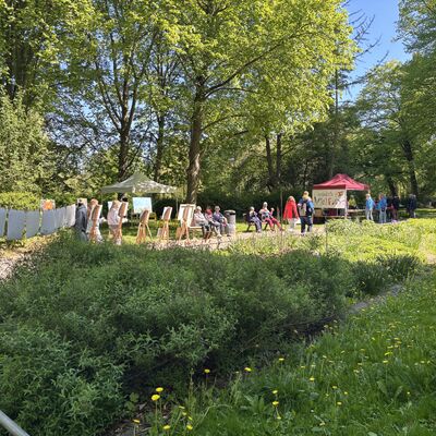 Bild vergr&ouml;&szlig;ern: Im Lindengarten.
